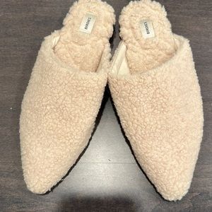 NWOT Birdies shearling/Sherpa pointy slides size 7.5